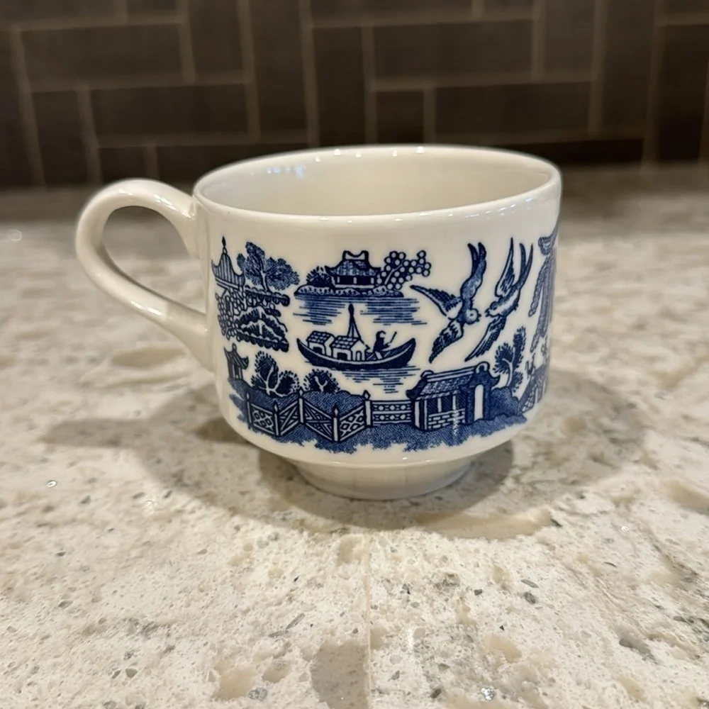 VINTAGE 1900’s~BLUE WILLOW~CHINOISERIE~3 CUPS & 4 SAUCERS~CHURCHILL ENGLAND~G23